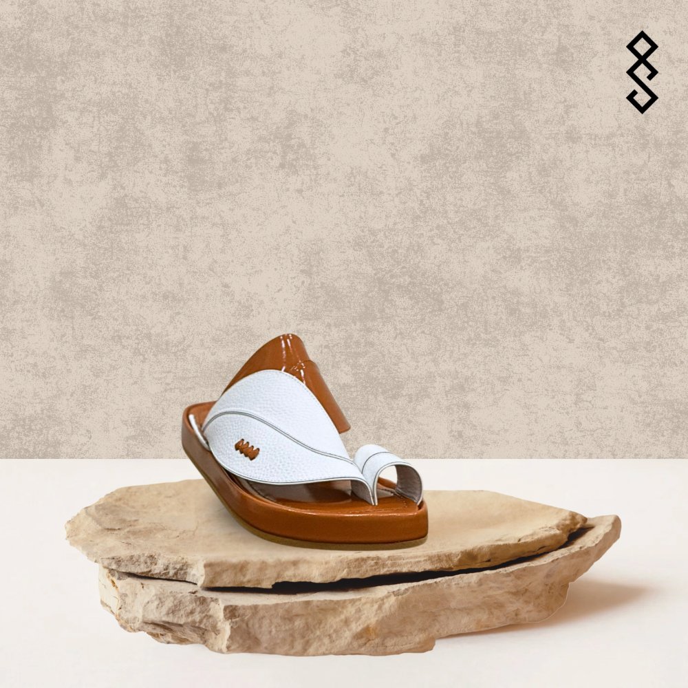 حذاء شرقي كلاسيكي