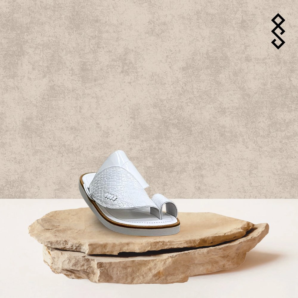 نعال جلد ابيض